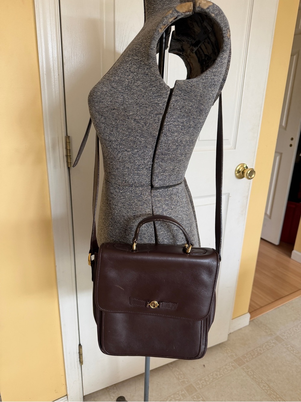 Vintage Etienne Aigner crossbody purse. Nice.